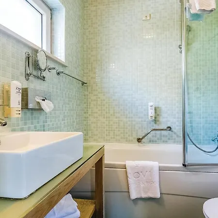 Stunning In With Outdoor Swimming Pool, Wifi And Swimming Pool Apartman