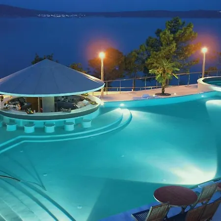 Stunning In With Outdoor Swimming Pool, Wifi And Swimming Pool *