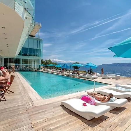 Stunning In With Outdoor Swimming Pool, Wifi And Swimming Pool *