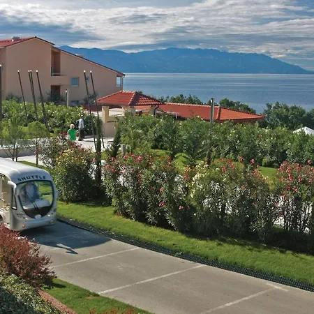 Apartman Stunning In With Outdoor Swimming Pool, Wifi And Swimming Pool Novi Vinodolski
