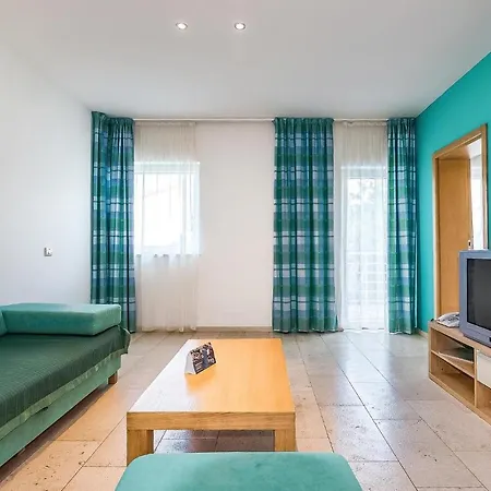Stunning In With Outdoor Swimming Pool, Wifi And Swimming Pool Apartman