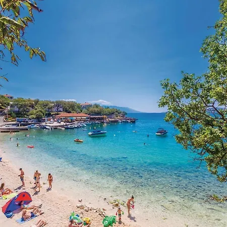 Stunning In With Outdoor Swimming Pool, Wifi And Swimming Pool Apartman