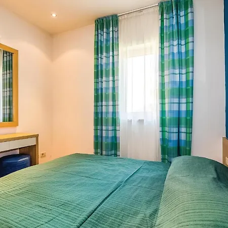 Stunning In With Outdoor Swimming Pool, Wifi And Swimming Pool Apartman Novi Vinodolski