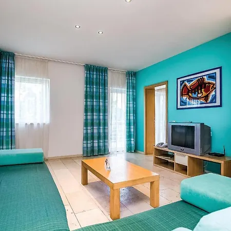 Stunning In With Outdoor Swimming Pool, Wifi And Swimming Pool Apartman