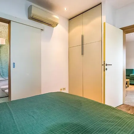 Stunning In With Outdoor Swimming Pool, Wifi And Swimming Pool Apartman Novi Vinodolski